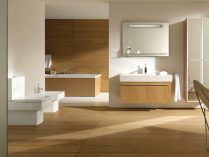 Casa de banho moderna de madeira natural